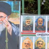 Les portraits du guide suprême iranien Ali Khamenei et des militaires et scientifiques iraniens tués par Israël sont affichés dans les rues de Sanaa, au Yémen. KEYSTONE/EPA/YAHYA ARHAB